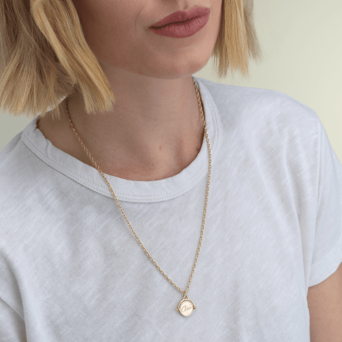 14k solid gold Charme de Décision as a spinning decision charm