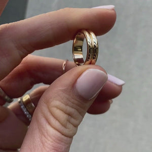 Video demonstrating the 14k solid gold double ridged band
