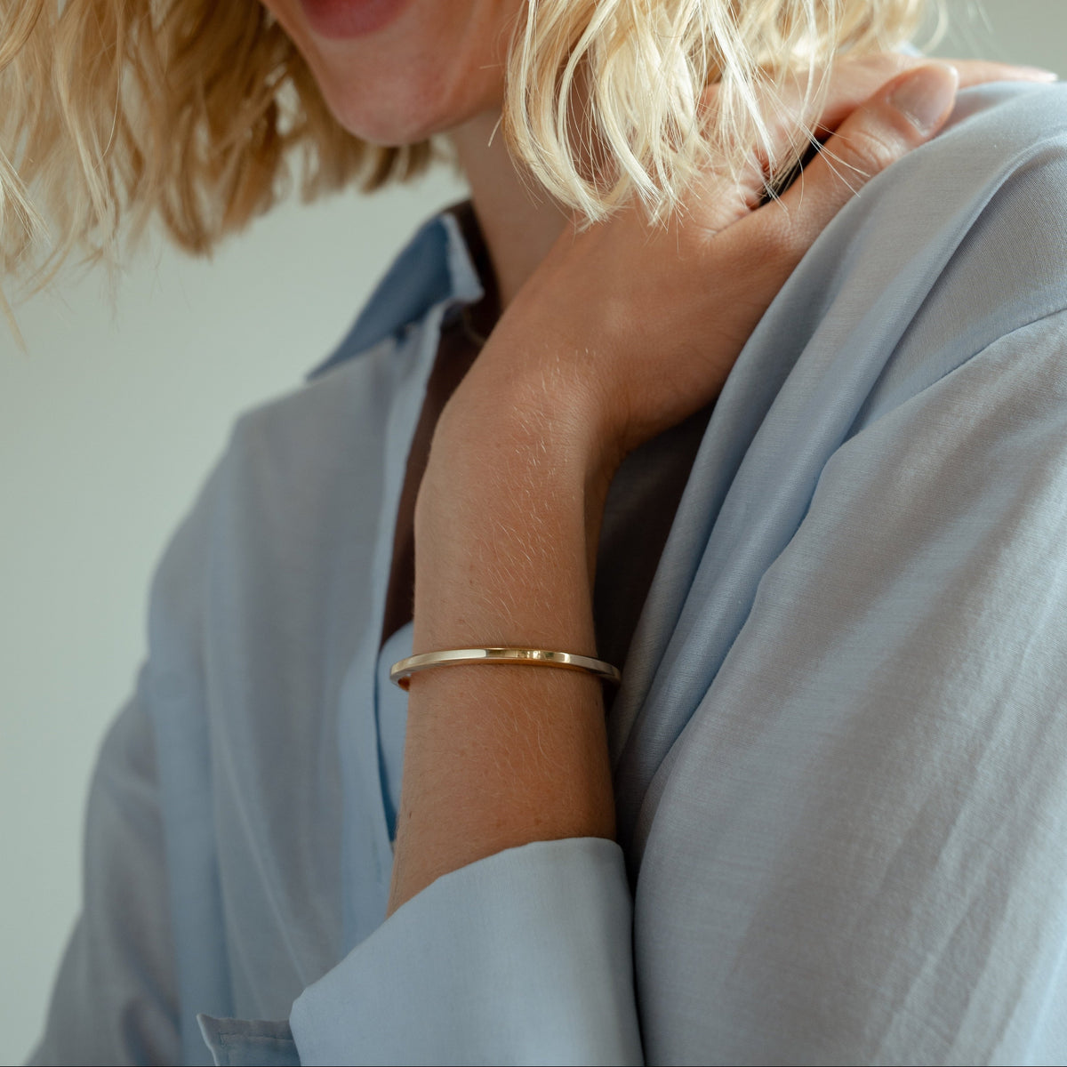 The solid gold signature cuff with a trapezoidal shape 