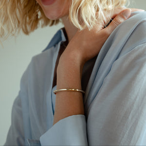 The solid gold signature cuff with a trapezoidal shape 