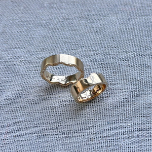 Unisex 14k solid gold scalloped edge band with laser engraving