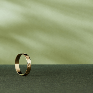 14k gold ring with fig leaf imprints across the band