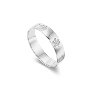 14k white gold ring with fig leaf imprints across the band