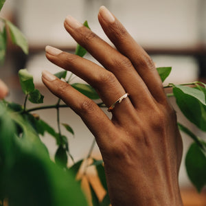 Model wearing the unisex 14k solid gold scalloped edge engravable band