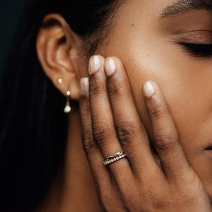 Model wearing the unisex 14k solid gold scalloped edge engravable band